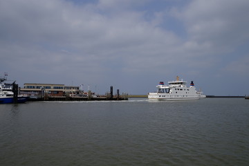 Neuharlingersiel mit Hafen, Strand und historischen Ortskern, Os
