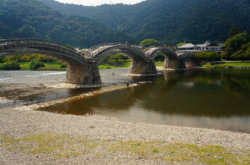 Kintai-brug (Kintaikyo) over de Nishiki-rivier in Iwakuni, Japan