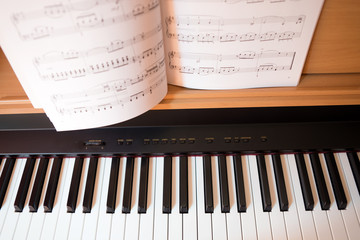 Piano und Musiknoten