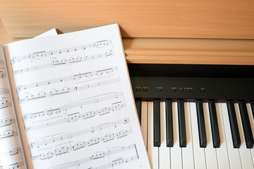 Fototapeta premium Fortepian i nuty muzyczne