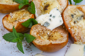 Baked pear with blue cheese