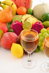 おいしそうなワインと新鮮な果物 