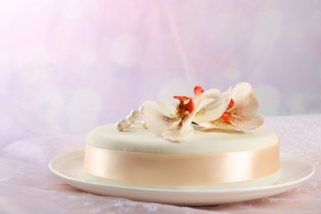 Obraz na płótnie Canvas Cake with sugar paste flowers, on light background