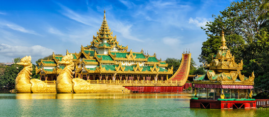 Karaweik royal barge, Kandawgyi Lake, Yangon - obrazy, fototapety, plakaty