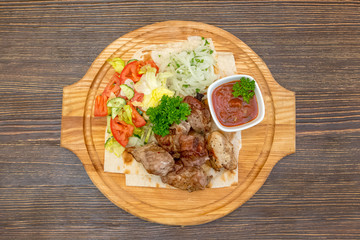 Шашлык из свинины с соусом и овощами
