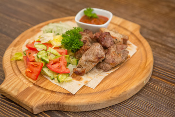 Шашлык из свинины с соусом и овощами