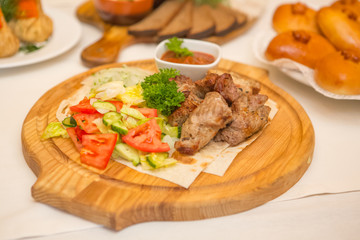 Шашлык из свинины с соусом и овощами