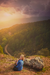 Naklejka premium Trekker admiring the sunset