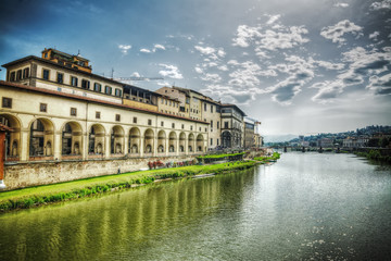 Fototapeta na wymiar Arno bank seen from Ponte Vecchio