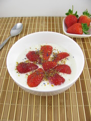 Erdbeer-Joghurt mit Blütenzucker