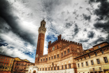 Piazza del Campo under an overcast sky