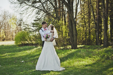The groom embraces the brides shoulders 4072.
