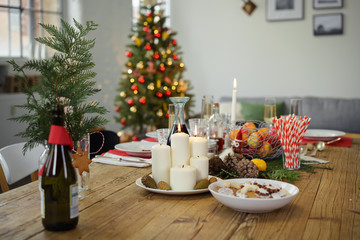 schön gedeckter tisch zu weihnachten