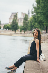 Fototapeta na wymiar beautiful girl in Paris
