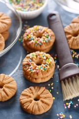 biscotti al latte decorati con palline colorate di zucchero