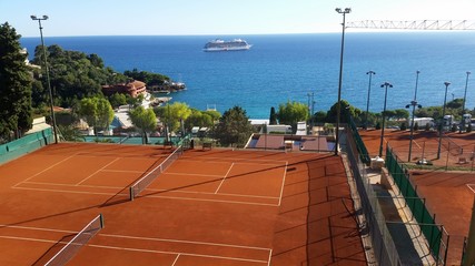 Terrain de tennis avec vue sur la mer méditerranée
