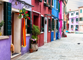 Panele Szklane  ulica z wielokolorowymi jasnymi domami na wyspie Burano, Wenecja, Włochy