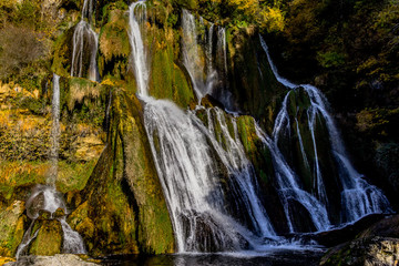 Cascade de Glandieu dans l'Ain en automne