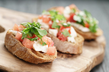 rye bruschetta with mozzarella, tomatoes and parsley