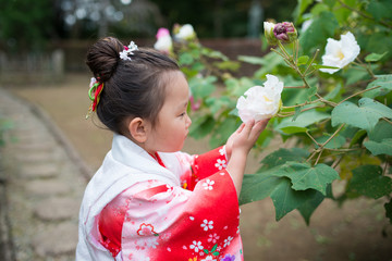 着物を着て日本庭園で遊ぶ女の子