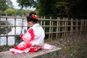 和服を着て座る女の子