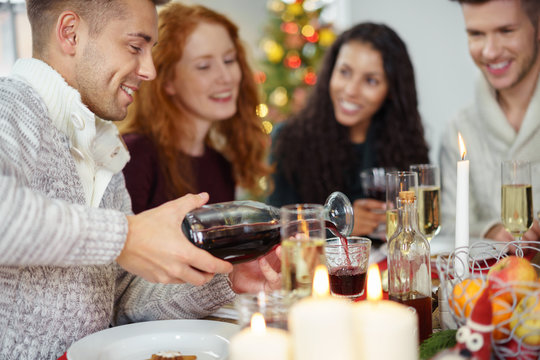 freunde treffen sich zum festlichen weihnachtsessen zu hause