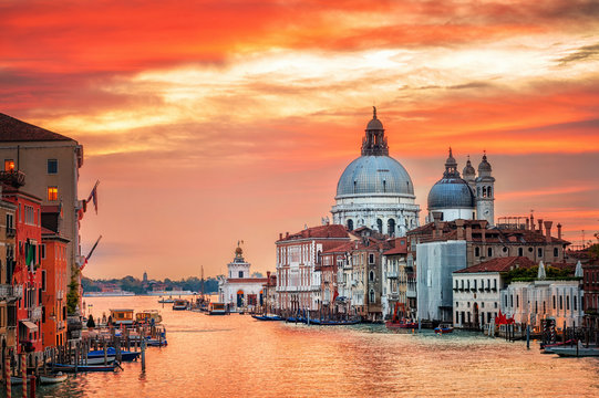 Fototapeta Canal Grande and basilica Santa Maria della Salute on sunrise, V