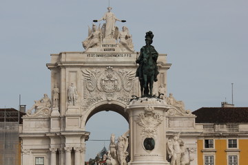 Obraz premium Architectural close up of the equestrian Statue of King Joseph and Rua Augusta Arch in Commerce square in Lisbon