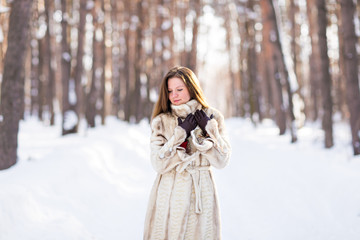 Fototapeta na wymiar young woman in a winter park