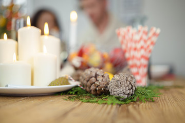 gemütlich dekorierter tisch in der adventszeit