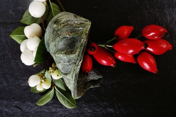 Schneebeeren und Hagebutten