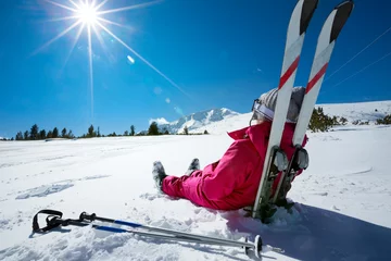 Foto op Plexiglas Wintersport Skiër ontspannen op een zonnige dag in het winterseizoen