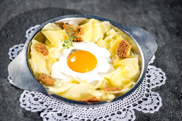 falso uovo con carpaccio d'ananas