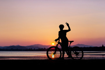 Obraz premium Women bike at clean beach