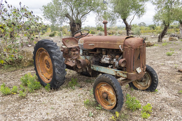 Obraz premium Old rusty tractor in the middle of the nature