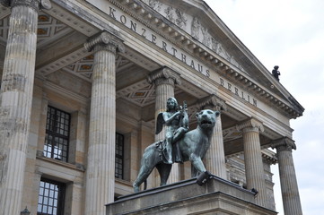 Obraz premium Statue am Schauspielhaus in Berlin