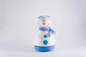 Muñeco de nieve sobre fondo blanco