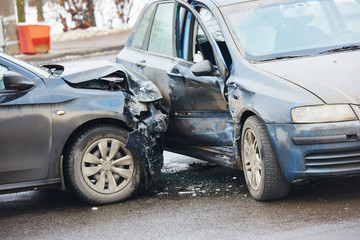 Naklejka premium Wypadek samochodowy na ulicy