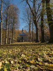 Idyllische Kirche im Herbst