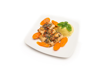 Filetti di merluzzo bollito con contorno di verdure 