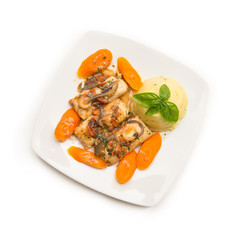 Filetti di merluzzo bollito con contorno di verdure 