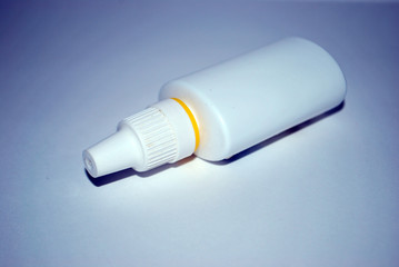 Белый флакон с крышкой