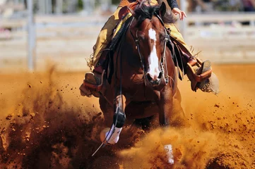 Photo sur Plexiglas Léquitation Une vue rapprochée d& 39 un cavalier faisant glisser le cheval dans la terre