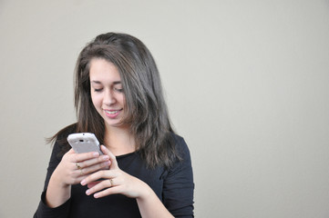 Mädchen benutzt ihr Smartphone