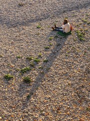 Frau sitzt in der Sonne