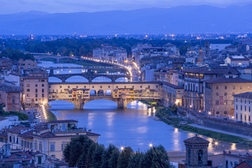 Fototapeta na wymiar view to old bridge in twilight in Florence in Italy