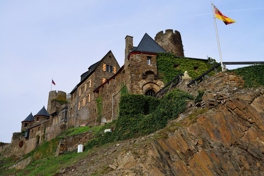 Burg Thurant in Alken an der Mosel mit Deutscher Fahne