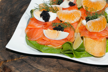 Baguette, geräuchertes Lachsfilet, Salat, Ei, Dill, Orange, Kavi