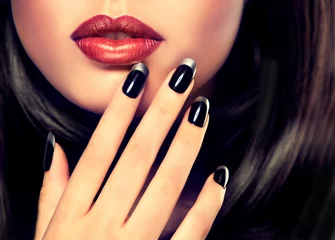 Foto op Plexiglas Mooi model brunette toont zwarte en zilveren French manicure op nagels. Luxe mode-stijl, manicure nagel, cosmetica en make-up. © edwardderule