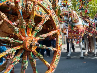 Foto op Plexiglas Close up view of a colorful wheel of a typical sicilian cart during a folkloristic show © siculodoc